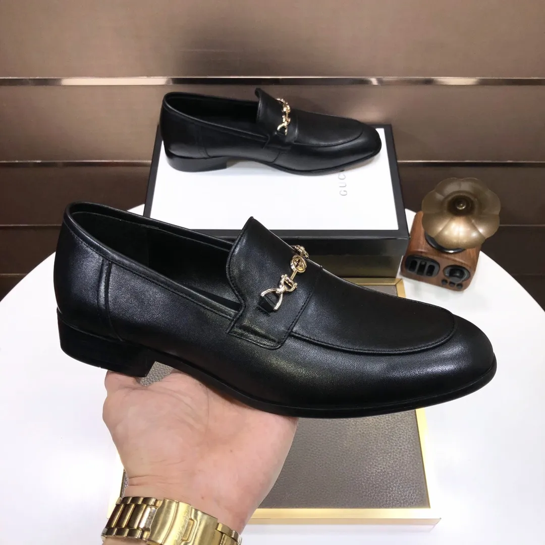 Men's shoes💰500💰Italy's top luxury men's shoe giant (GUCCI) (Gucci) (full cowhide lining) new arrival🍃Original European style🔰 Pleasant to the eye😍In order to make the shoes more durable and non-deformable🌀The production continues to follow traditional methods but there is still no lack of innovation💪Choose original sheepskin for the leather♻️ Smooth and natural And extra bright ⭐Made of imported cowhide, the first choice of rich people 38-45 (45 customized)